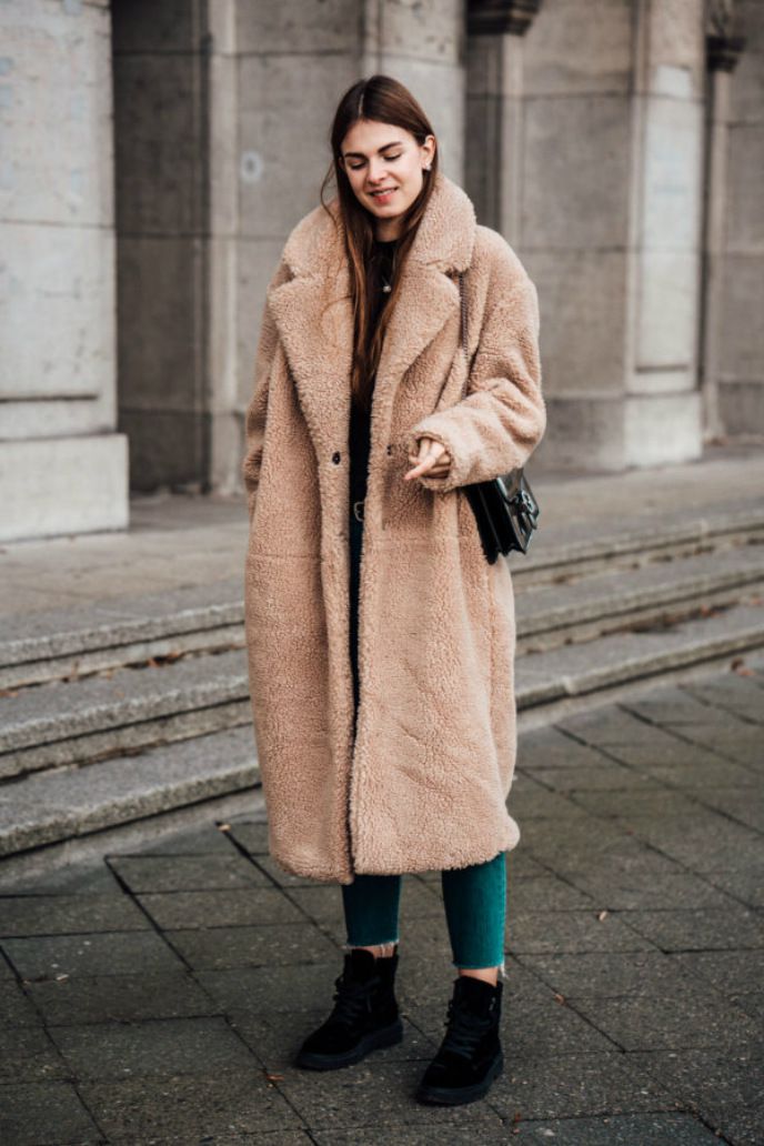 Longline Beige Teddy Coat with Teal Jeans and Sneakers Longline Beige Teddy Coat with Teal Jeans and Sneakers — Teddy Coat Outfits