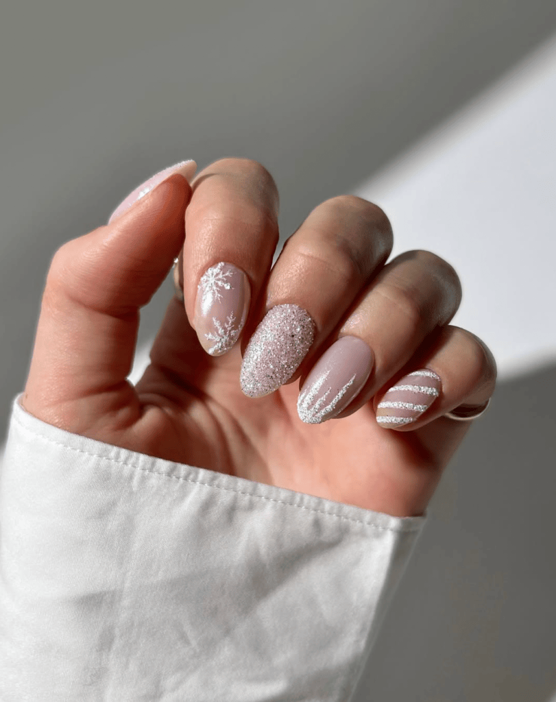 White Snowflake Art And Glitter Accents Visual Idea White Snowflake Art And Glitter Accents Visual Idea — Short Winter Almond Nails