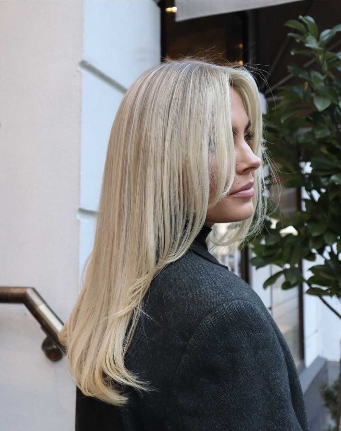 Ash Blonde With Subtle Waves Ash Blonde With Subtle Waves — Winter Haircuts for Long Faces