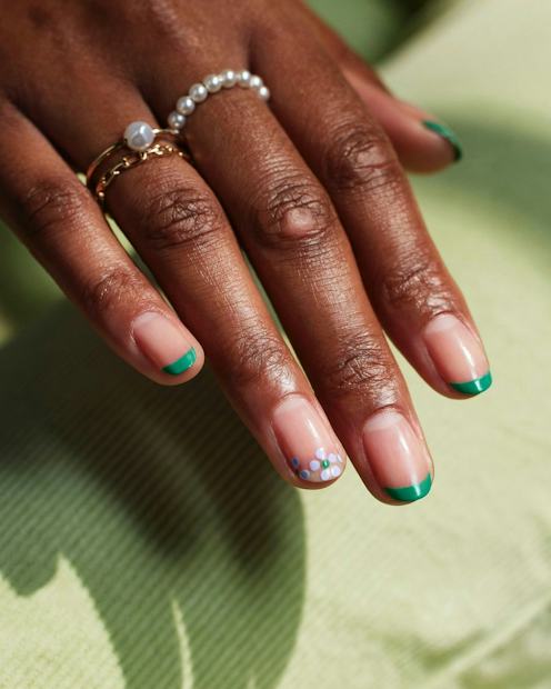 Glossy Emerald Green Holo Mirror Mix Nails Glossy Emerald Green Holo Mirror Mix Nails — Emerald Green Nails