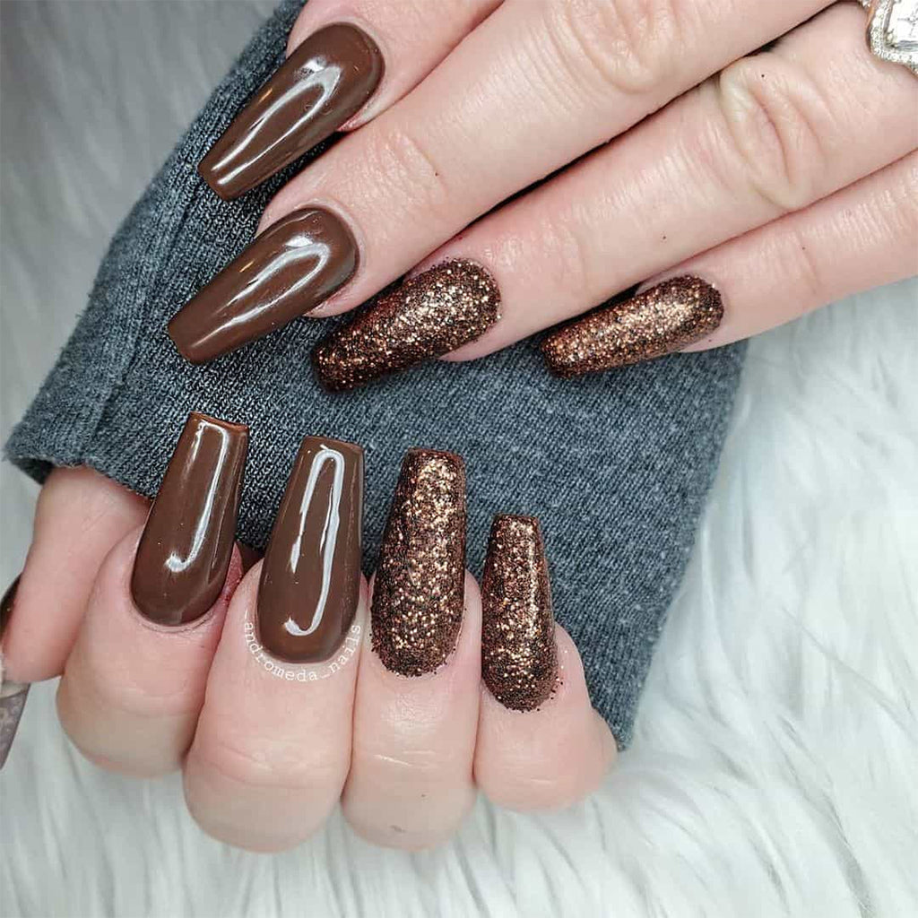 Glossy Cream Meets Bronze Glitter Glossy Cream Meets Bronze Glitter — Chocolate Brown Nails