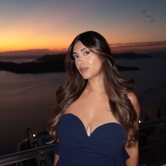 Glamorous Voluminous Curls — Winter Date Night Hairstyles