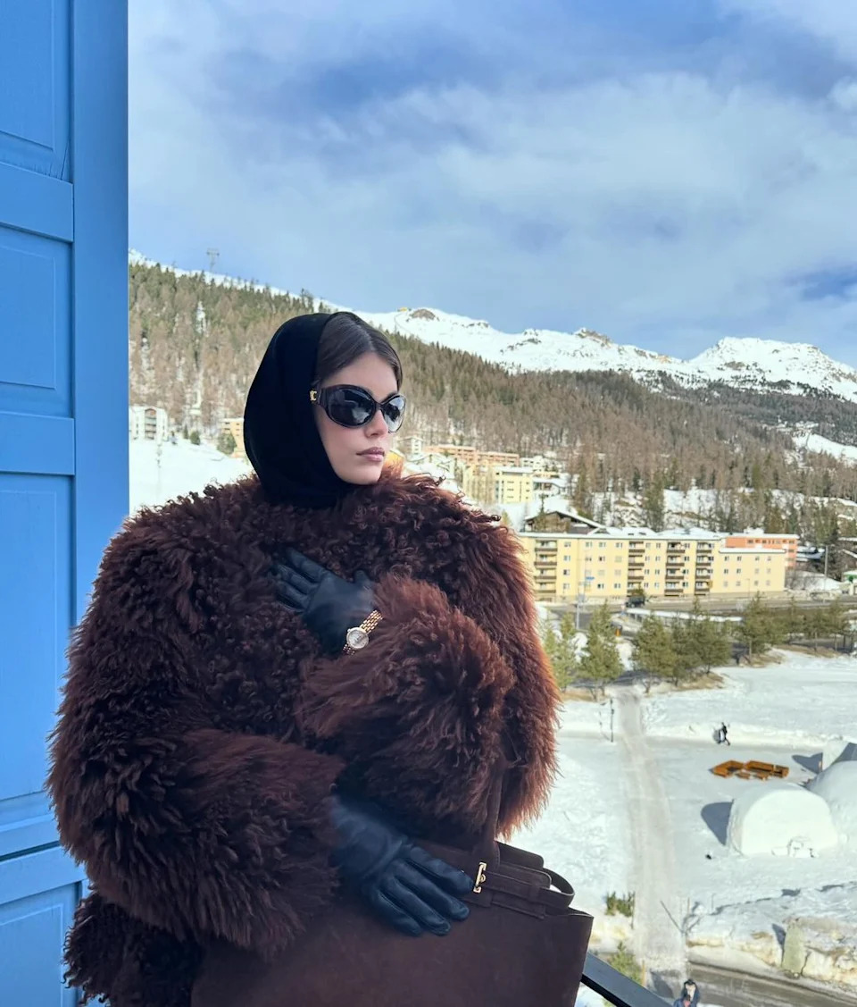 Voluminous Brown Fur Coat and Black Base Voluminous Brown Fur Coat and Black Base — Apres Ski Outfits