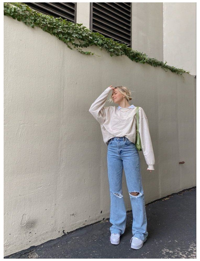 Relaxed Style: Oversized Sweatshirt and Ripped Jeans — Comfy Winter Outfits