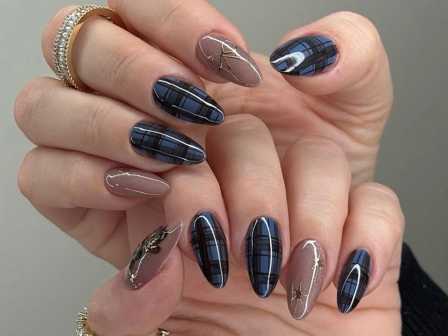 Plaid Pattern Gold Foil Accents Visual Idea Plaid Pattern Gold Foil Accents Visual Idea — Classy Winter Nails