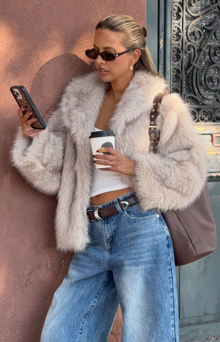 Beige Faux Fur Jacket with Wide-Leg Jeans and Sneakers — Faux Fur Coat Outfits