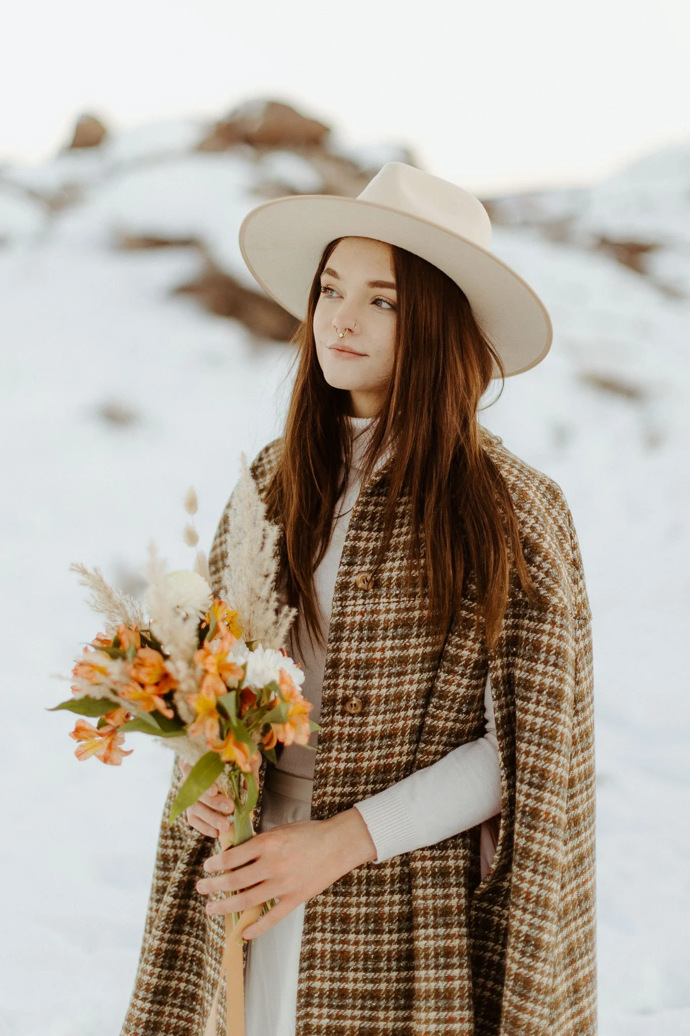 Bohemian Charm: Plaid Cape and Wide-Brimmed Hat for a Chic Look — Winter Photoshoot Outfits