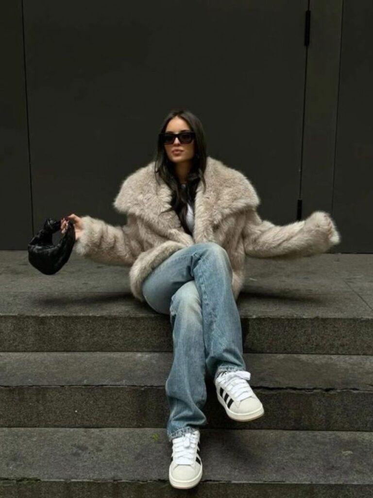 Oversized Beige Faux Fur Coat with Jeans and Sneakers Oversized Beige Faux Fur Coat with Jeans and Sneakers — Baddie Winter Outfits