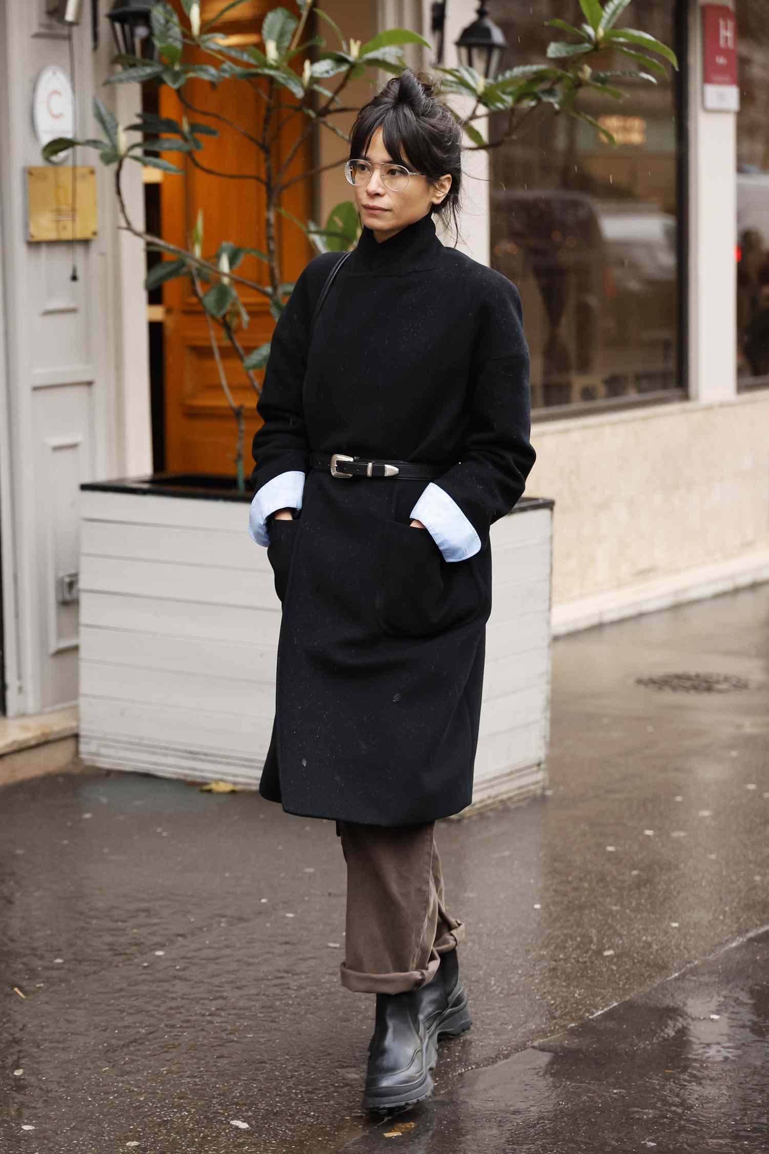 Casual Black Chelsea Boots with an Oversized Coat and Wide-Leg Trousers Casual Black Chelsea Boots with an Oversized Coat and Wide-Leg Trousers — Chelsea Boots Outfits