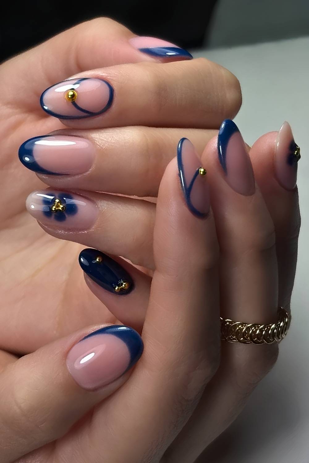 Navy Abstract Lines & Gold Navy Abstract Lines & Gold — Navy Blue Nails