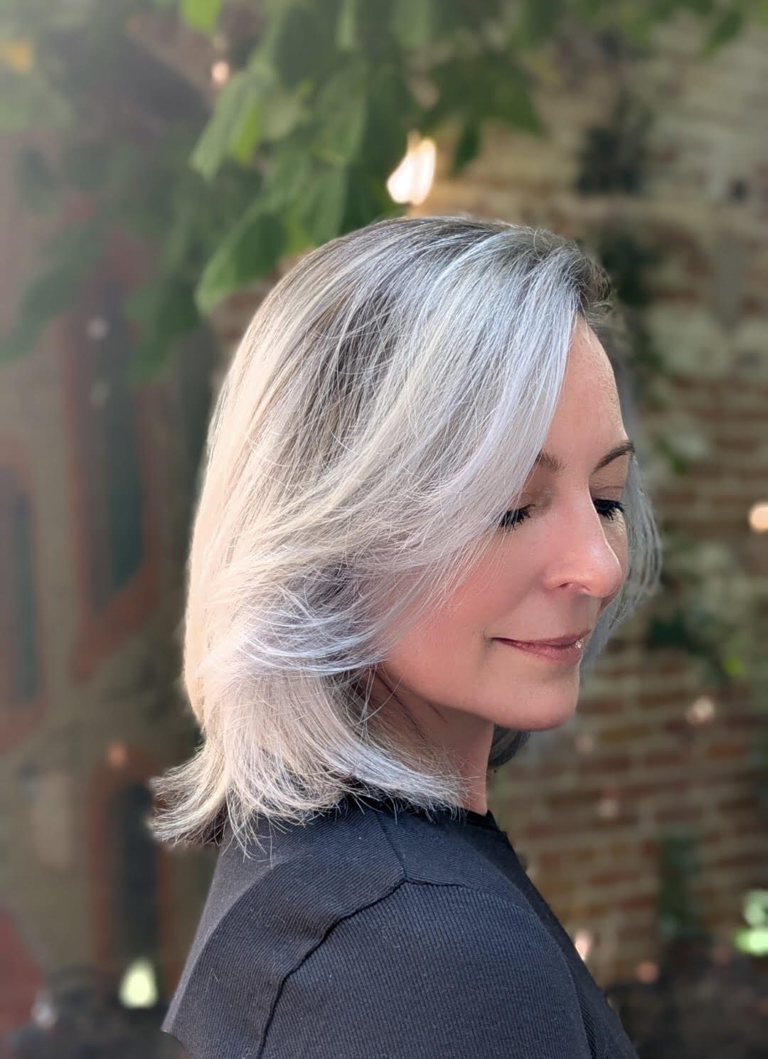 Collarbone Lob With Face-Framing Layers Collarbone Lob With Face-Framing Layers — Gray Blending Highlights