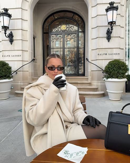 Elegant Cream Oversized Wool Coat with Black Leather Gloves and Boots Elegant Cream Oversized Wool Coat with Black Leather Gloves and Boots — NYC Winter Outfits