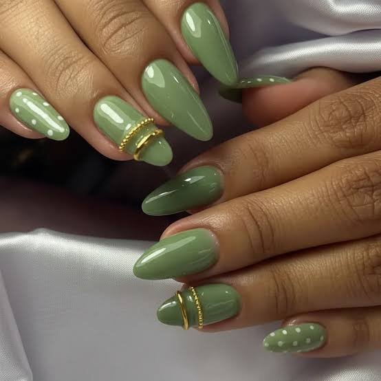 Light Green with Dots and Gold Chains Light Green with Dots and Gold Chains — Green Nail Designs