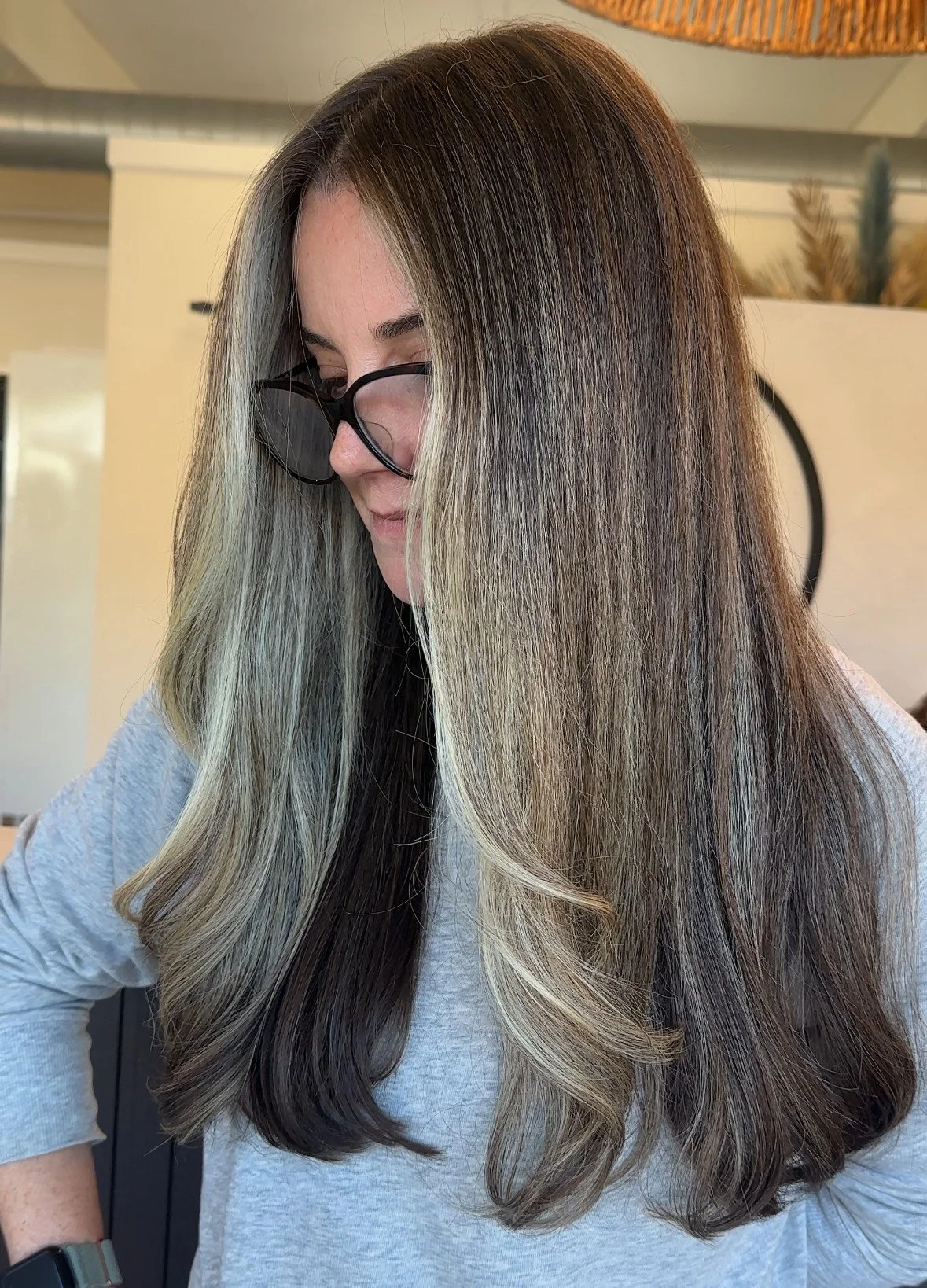 Mid-Back With Dark Base, Silver-Ash Highlights Mid-Back With Dark Base, Silver-Ash Highlights — Gray Blending Highlights