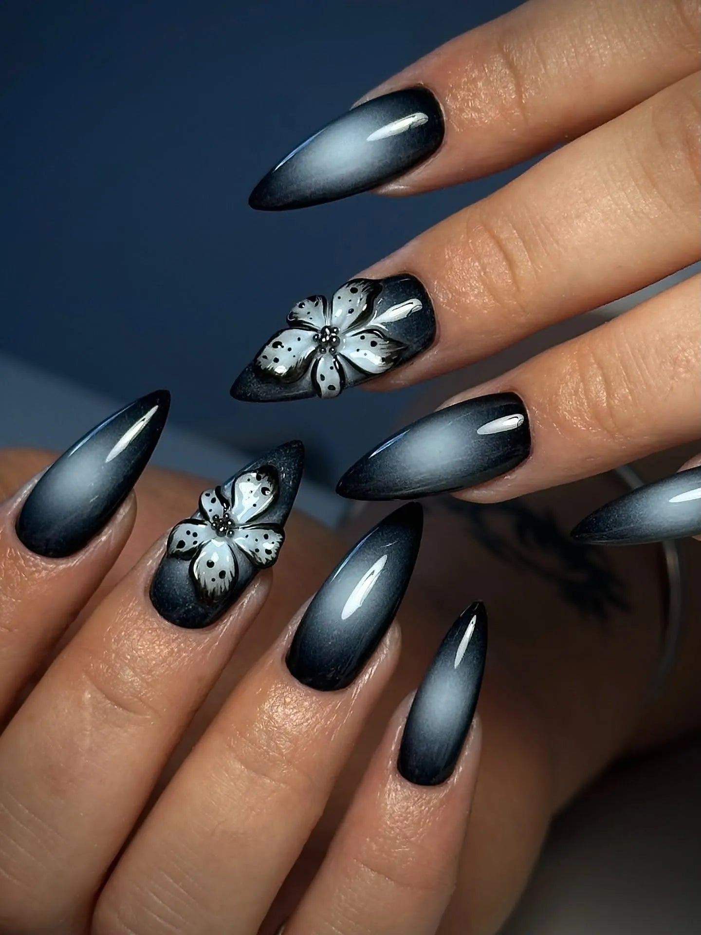 Black White Ombre with 3D Flowers Black White Ombre with 3D Flowers — Black Nail Ideas