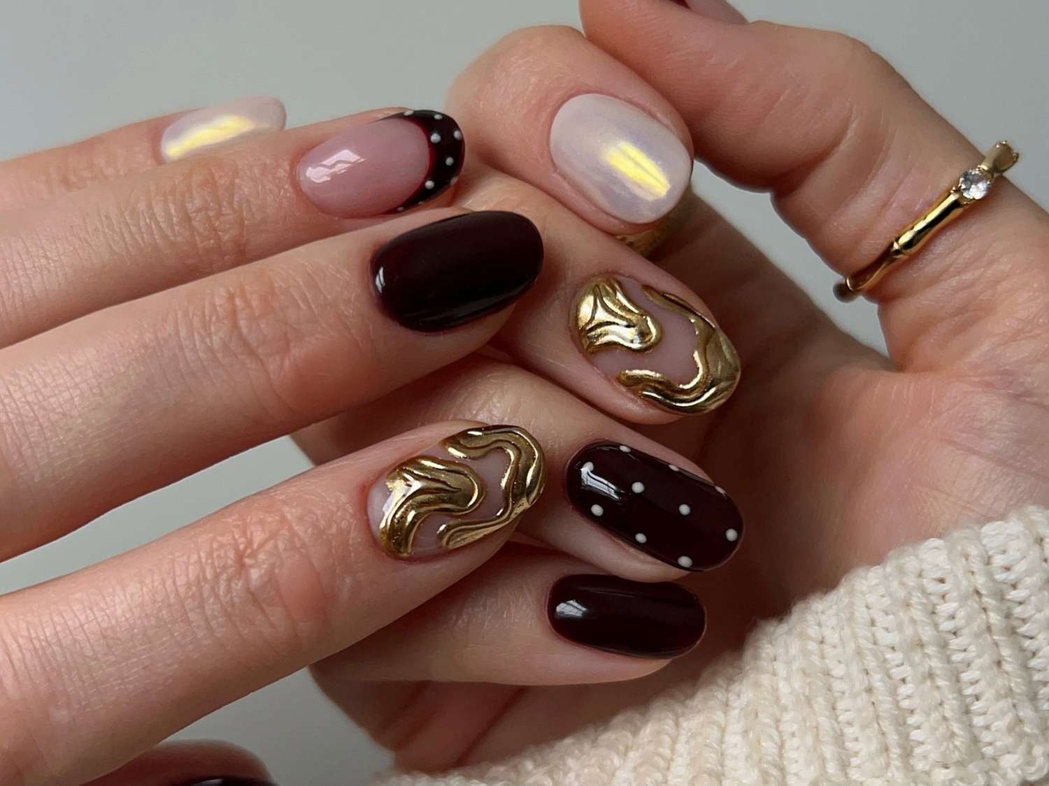 3D Gold Abstract Oval Nails 3D Gold Abstract Oval Nails — Fall to Winter Nails