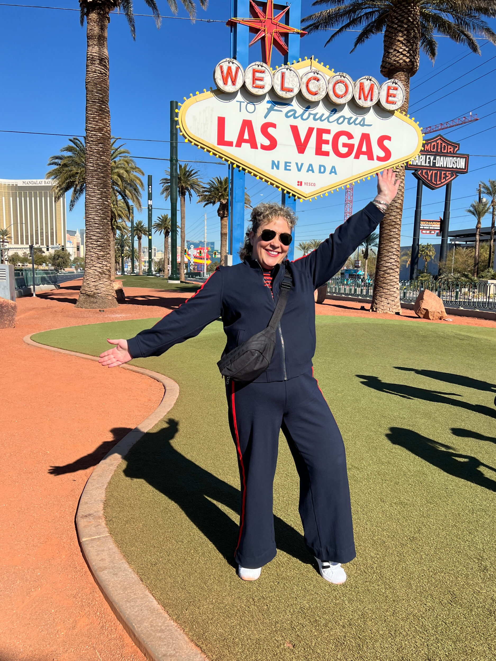 Sporty Navy Tracksuit with Red Stripes for Las Vegas Sporty Navy Tracksuit with Red Stripes for Las Vegas — Las Vegas Winter Outfits