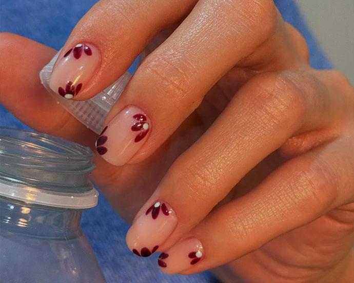 Sheer Nude Floral Accent Short Oval Nails Sheer Nude Floral Accent Short Oval Nails — Natural Winter Nails