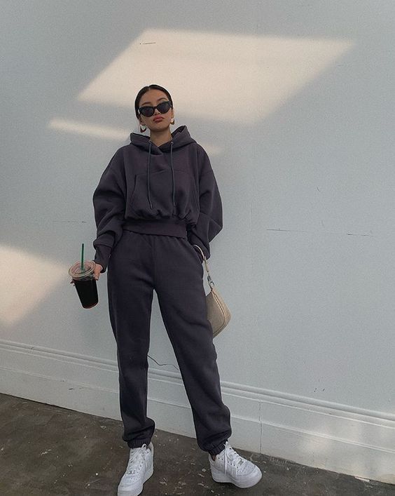 Effortless Chic: Dark Grey Set with Cropped Hoodie and Beige Bag — Sweatpants Outfits