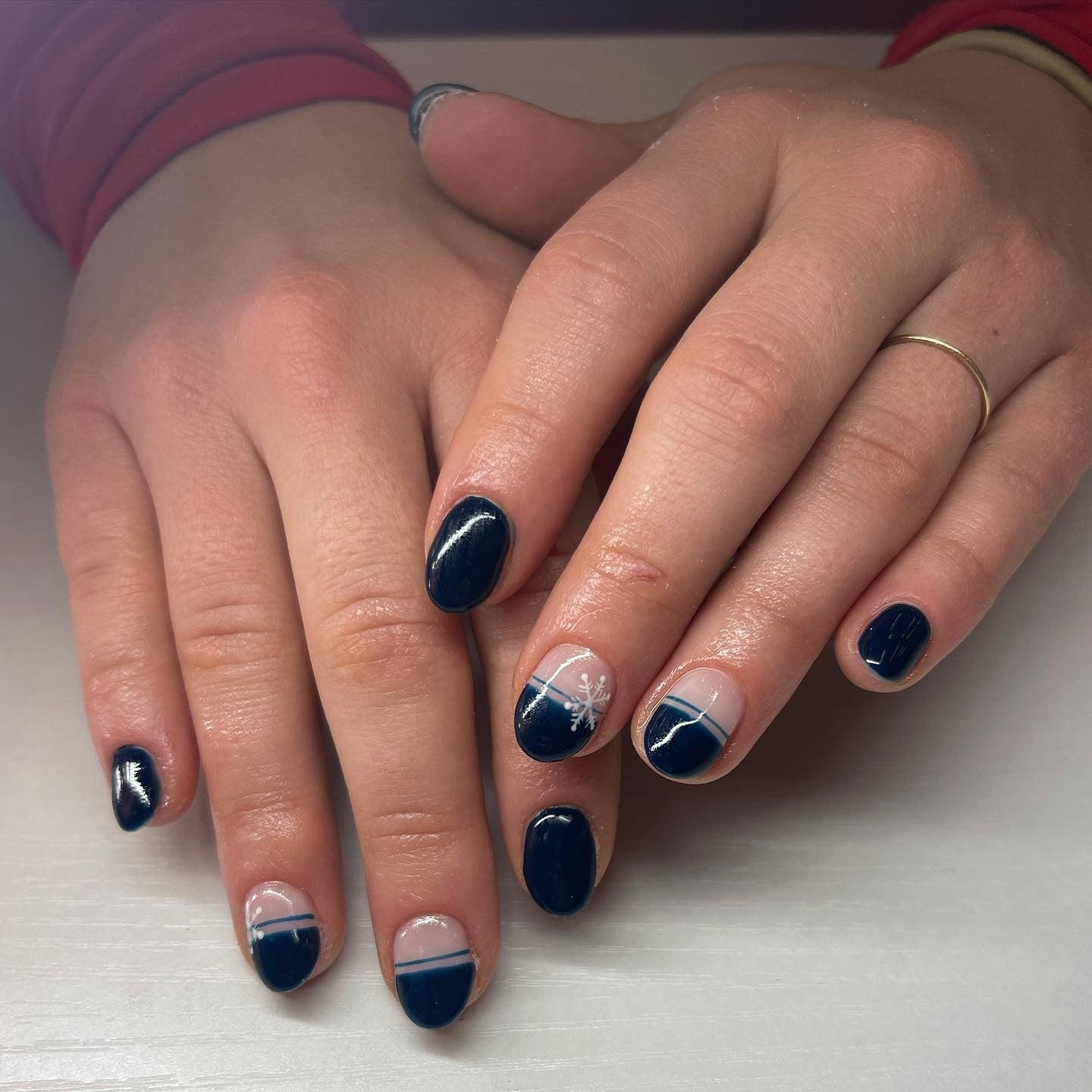 Navy Snowflake Accent Short Ovals Navy Snowflake Accent Short Ovals — Simple Winter Nails