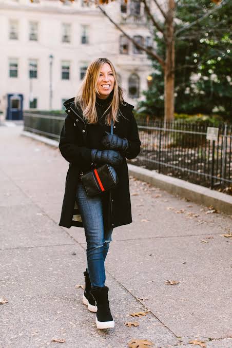 Black Coat Over Turtleneck and Jeans for Daytime Black Coat Over Turtleneck and Jeans for Daytime — All Black Winter Outfits