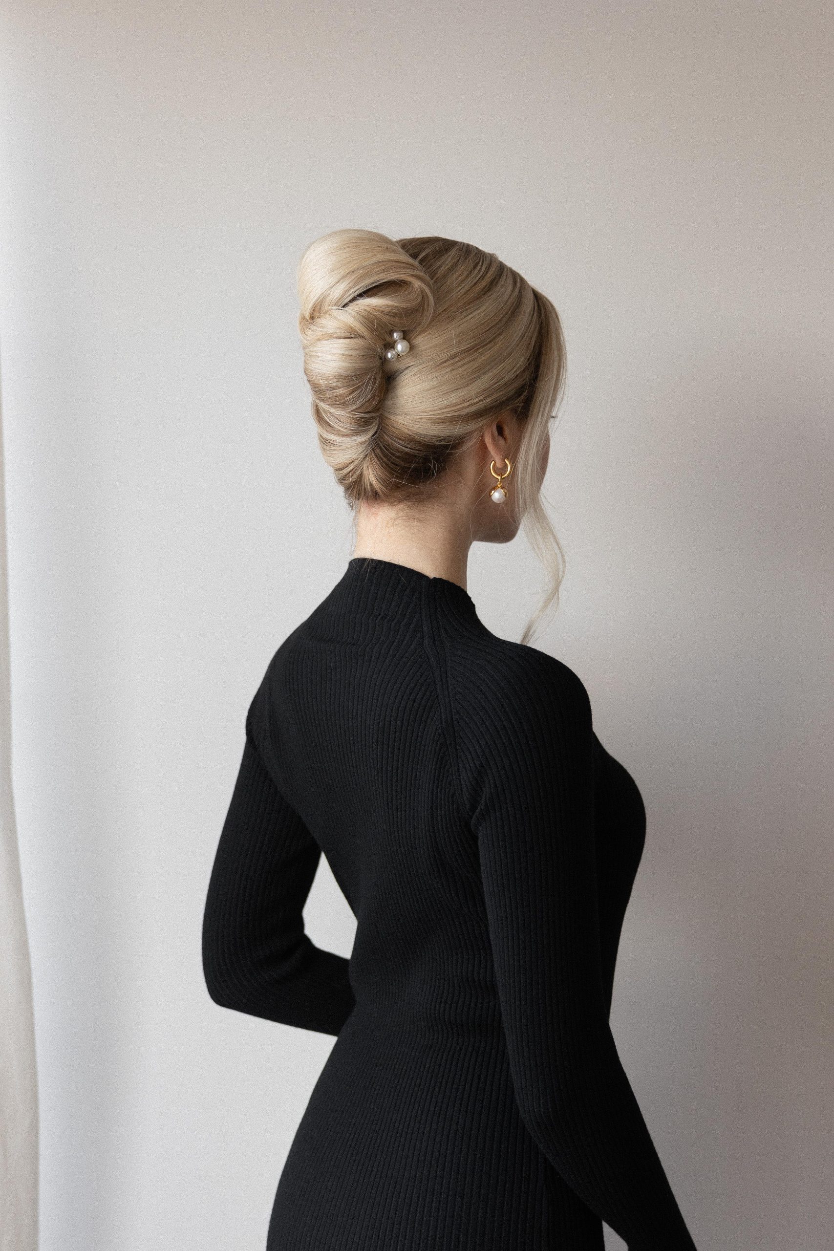 Smooth Blonde Classic Chignon Smooth Blonde Classic Chignon — Winter Updos
