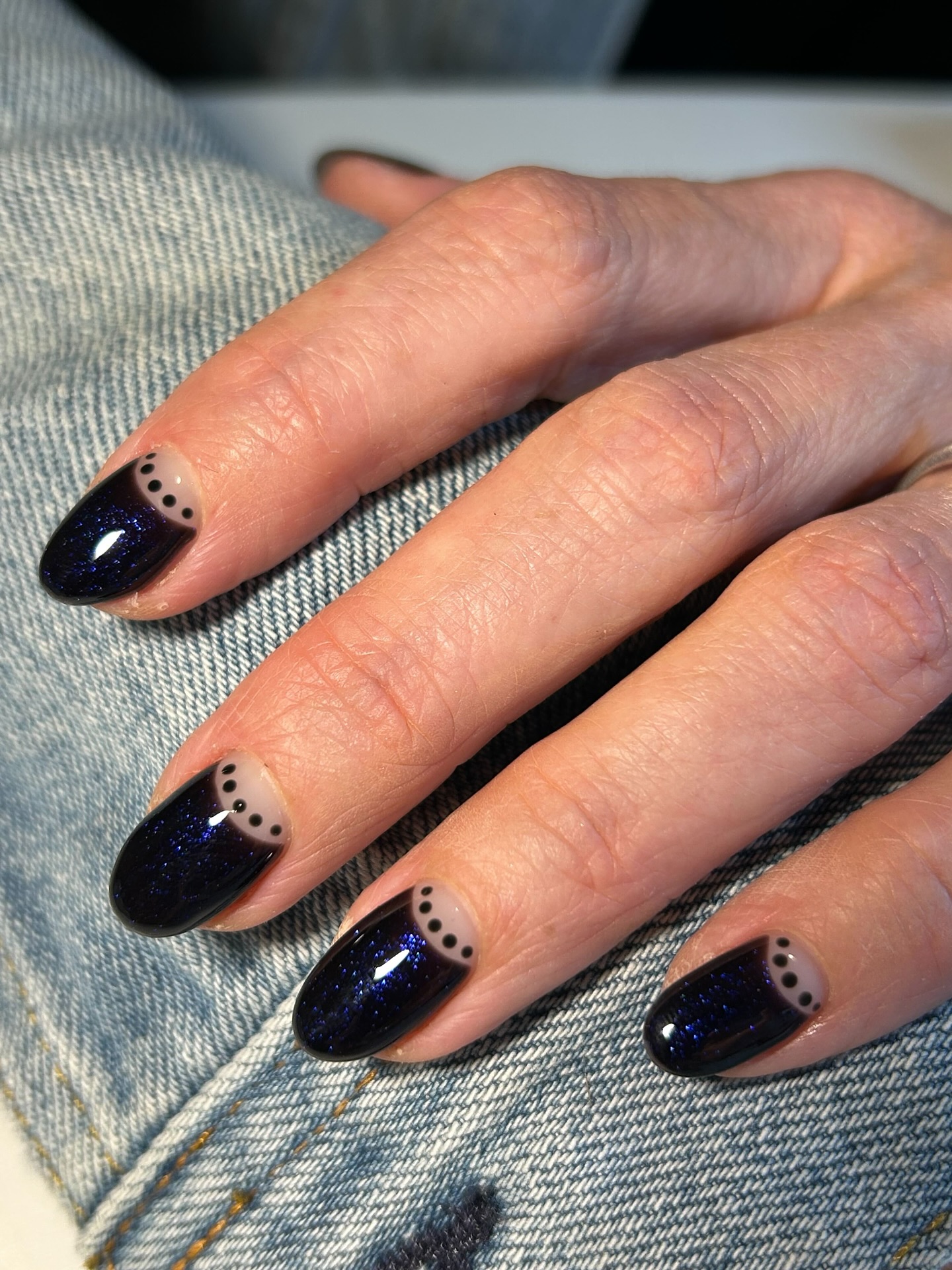 Glitter French Tip Nails with Dots Glitter French Tip Nails with Dots — Black Nail Ideas