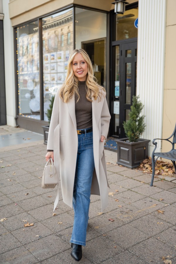 Classic Casual: Brown Turtleneck with Flare Jeans and Beige Coat — Turtleneck Outfits