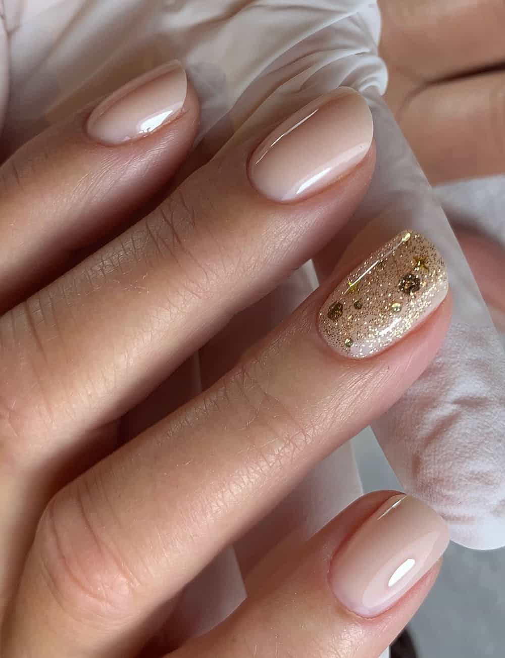 Gold Glitter Accents On One Nail Visual Idea Gold Glitter Accents On One Nail Visual Idea — Winter Nude Nails