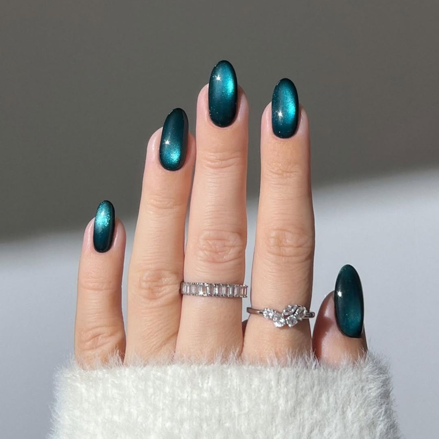 Cat-Eye Glossy Deep Teal Cat-Eye Oval Nails — Winter Oval Nails
