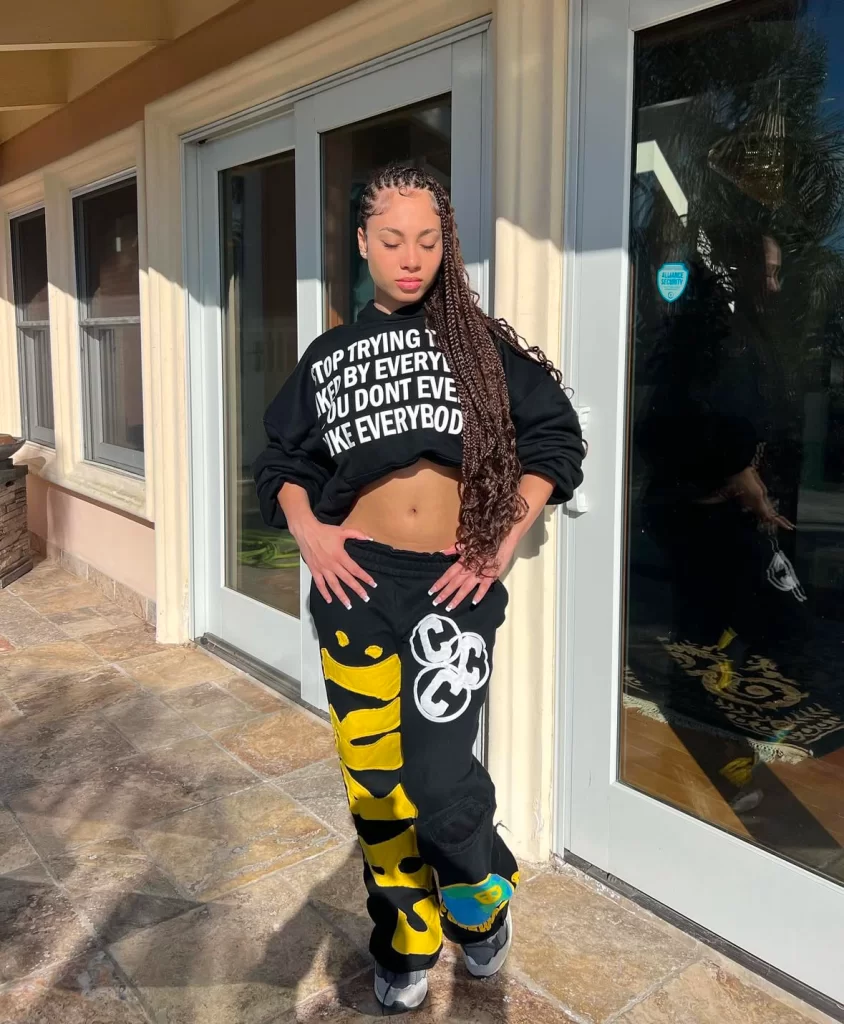 Graphic Statement: Baggy Sweatpants with Cropped Hoodie and Sneakers — Sweatpants Outfits