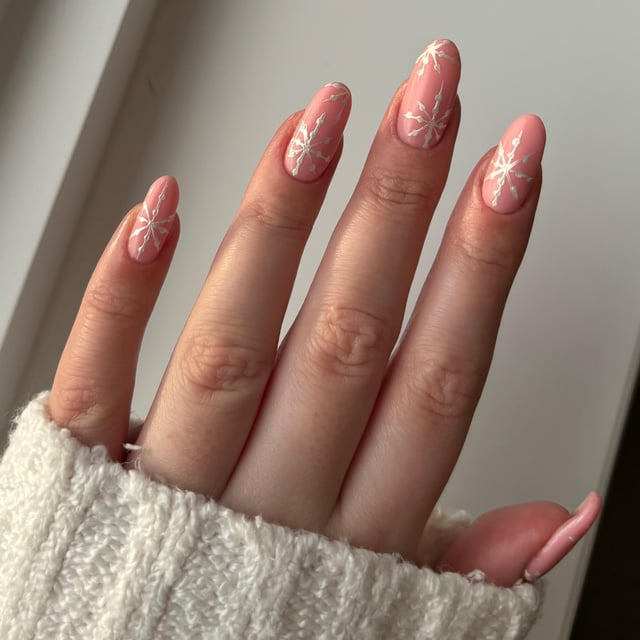Snowflake Motif On Accent Nails Visual Idea — Winter Chrome Nails