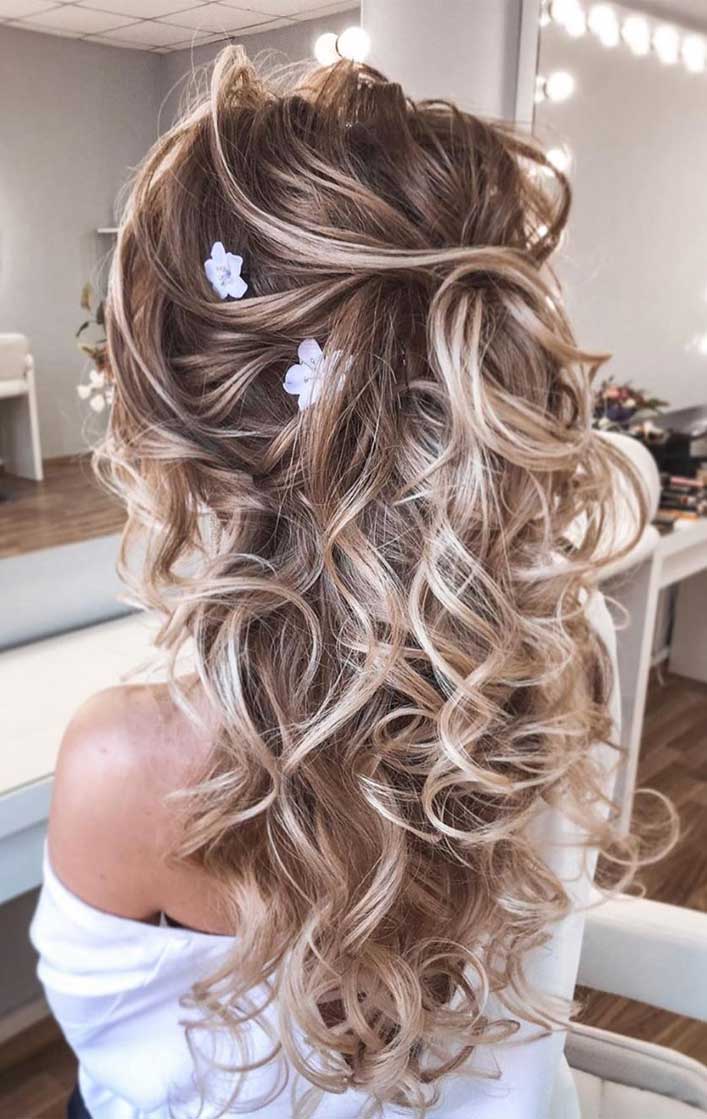 Ash Blonde Textured Volume Curls — Winter Half Up Half Down Hairstyles