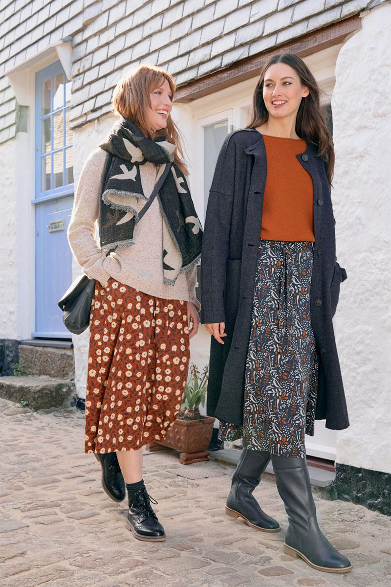 Printed Midi Skirts with Knit Sweaters and Coats Printed Midi Skirts with Knit Sweaters and Coats — Winter Skirt Outfits