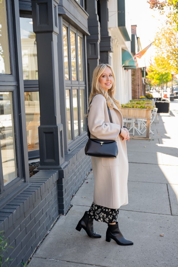 Transitional Style: Coat and Floral Dress with Block Heel Boots Transitional Style: Coat and Floral Dress with Block Heel Boots — Black Boots Outfits