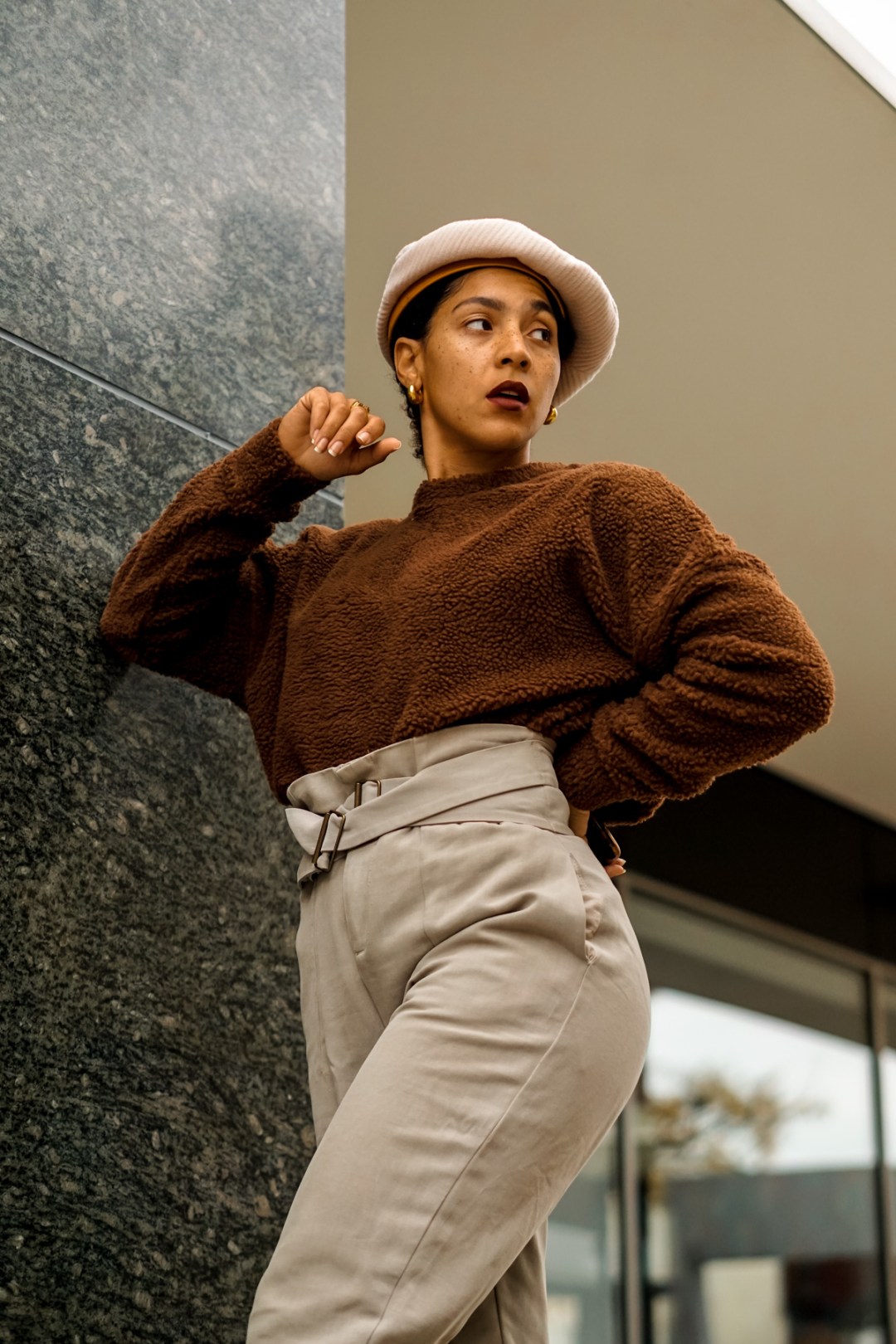 Cropped Teddy Fleece Sweatshirt with Beige Trousers Cropped Teddy Fleece Sweatshirt with Beige Trousers — Sweater Outfits