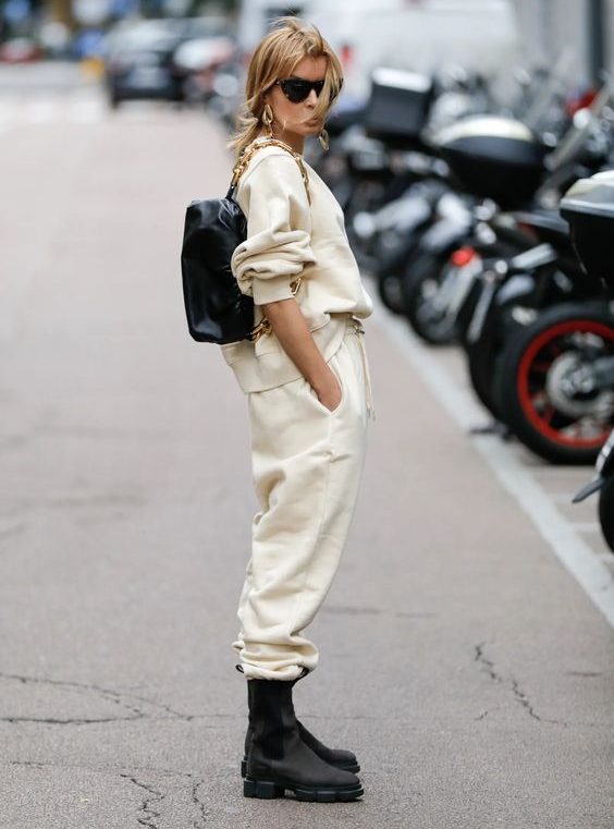 Cream Oversized Sweatshirt with Baggy Jeans and Combat Boots Cream Oversized Sweatshirt with Baggy Jeans and Combat Boots — Baddie Winter Outfits