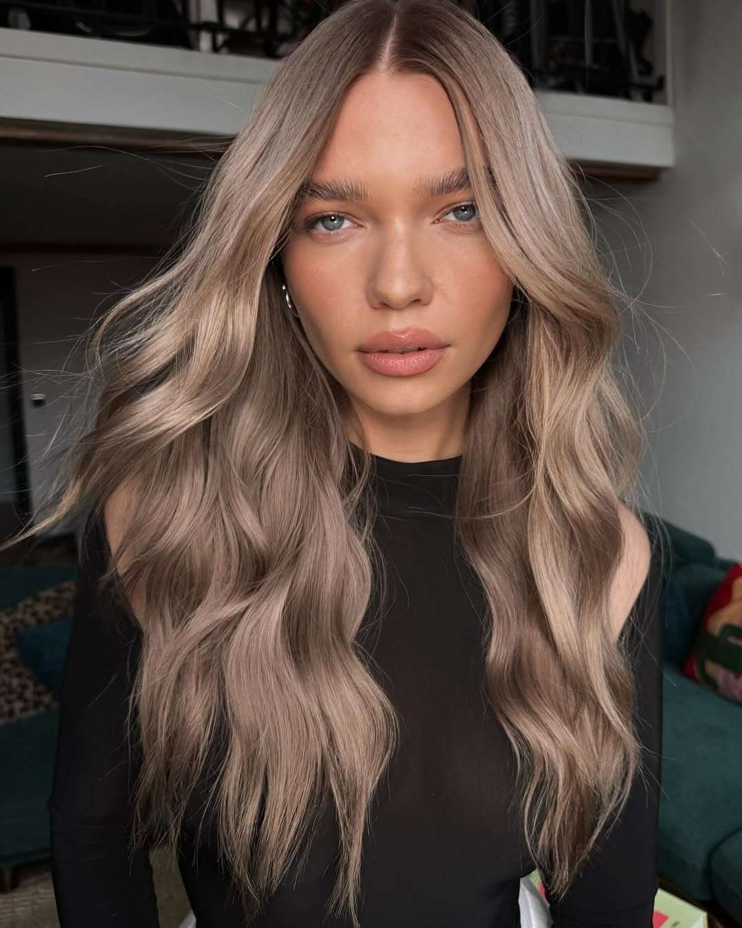 Mid-Back Mushroom Blonde With Root Shadow Balayage Mid-Back Mushroom Blonde With Root Shadow Balayage — Low Maintenance Winter Hair Colors