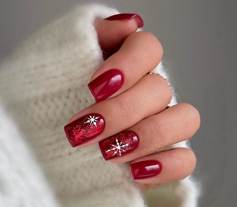 Snowflake Glitter Short Square — Winter Red Nails