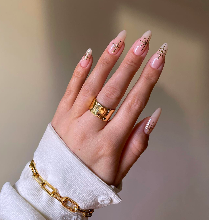 Gold Starbursts On Accent Nails Visual Idea Gold Starbursts On Accent Nails Visual Idea — Winter Nude Nails