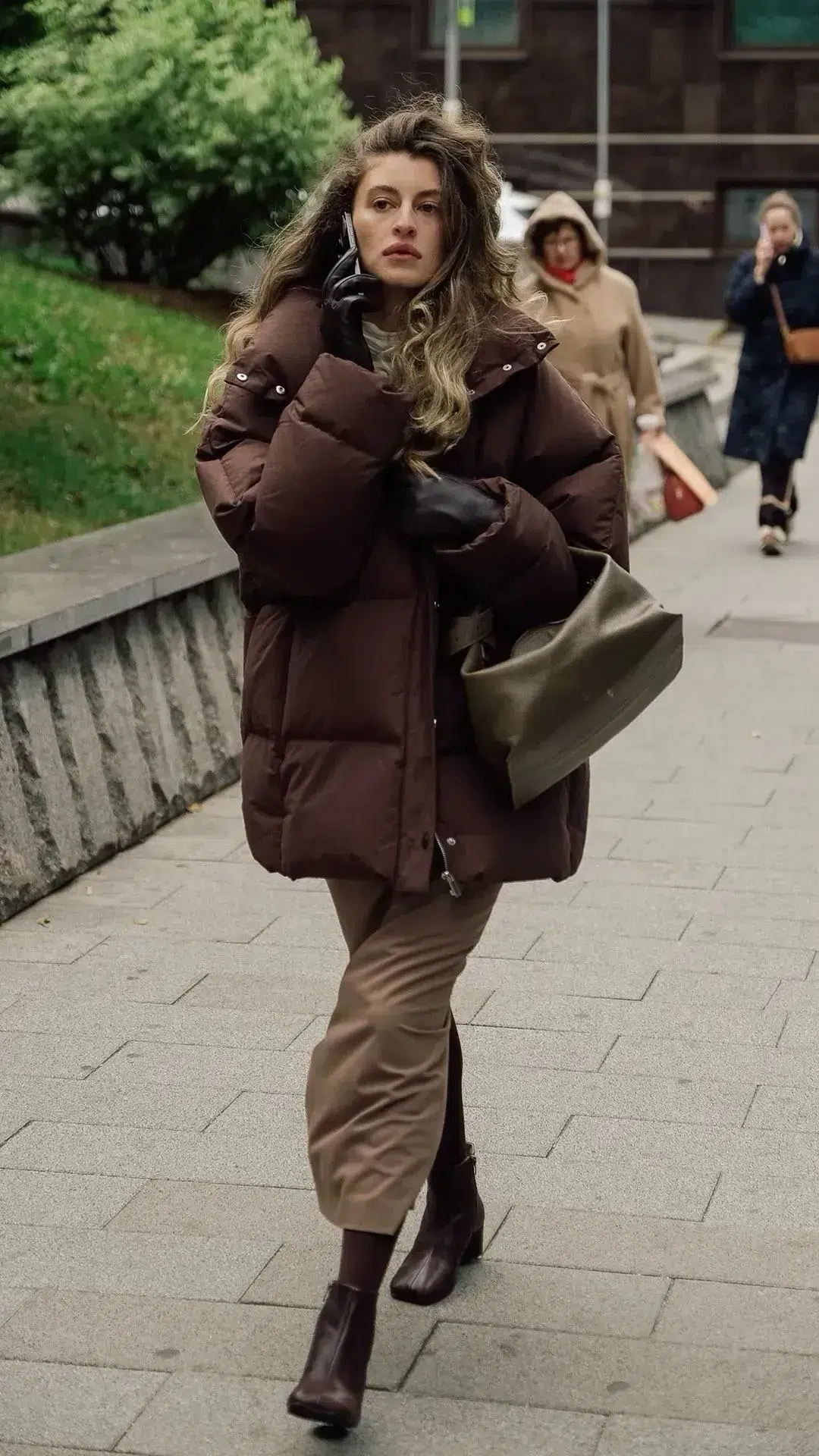 Oversized Brown Puffer with Wide-Leg Pants Oversized Brown Puffer with Wide-Leg Pants — Winter Puffer Jacket Outfits