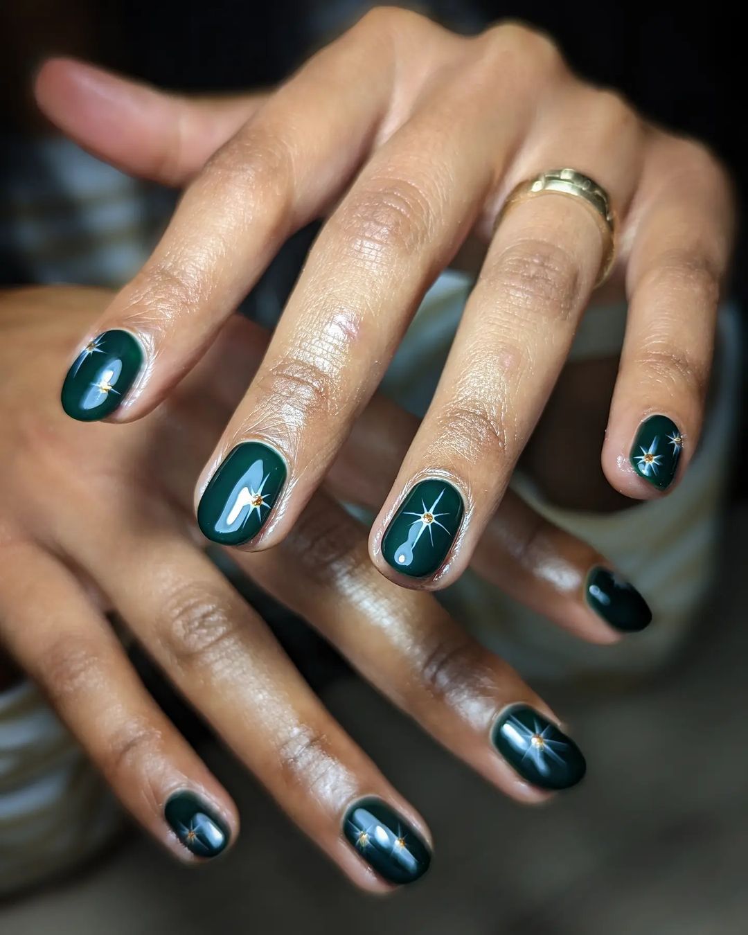 Deep Green Starburst Short Oval Nails Deep Green Starburst Short Oval Nails — Emerald Green Nails