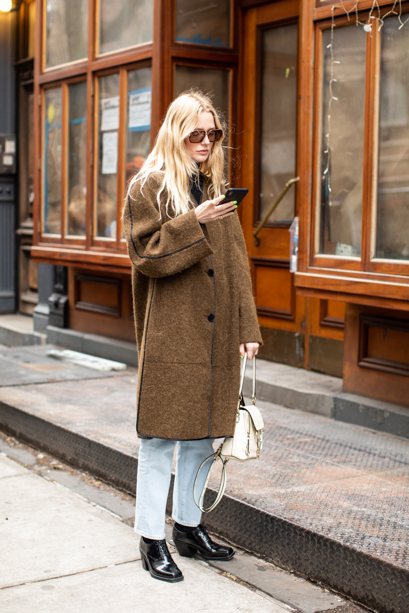 Le Fashion: We Want a Brown Coat Thanks to This Cool Street Style Look