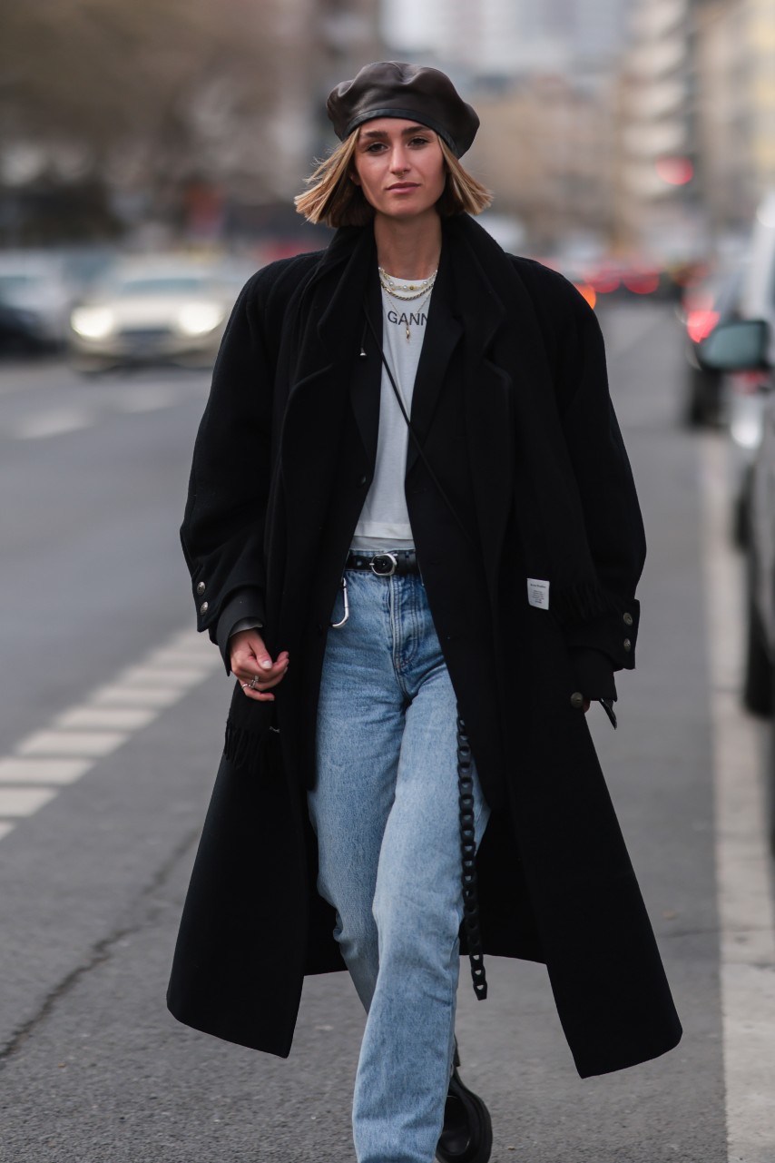 Leather Beret with Oversized Coat and Wide-Leg Jeans Leather Beret with Oversized Coat and Wide-Leg Jeans — Beret Outfits