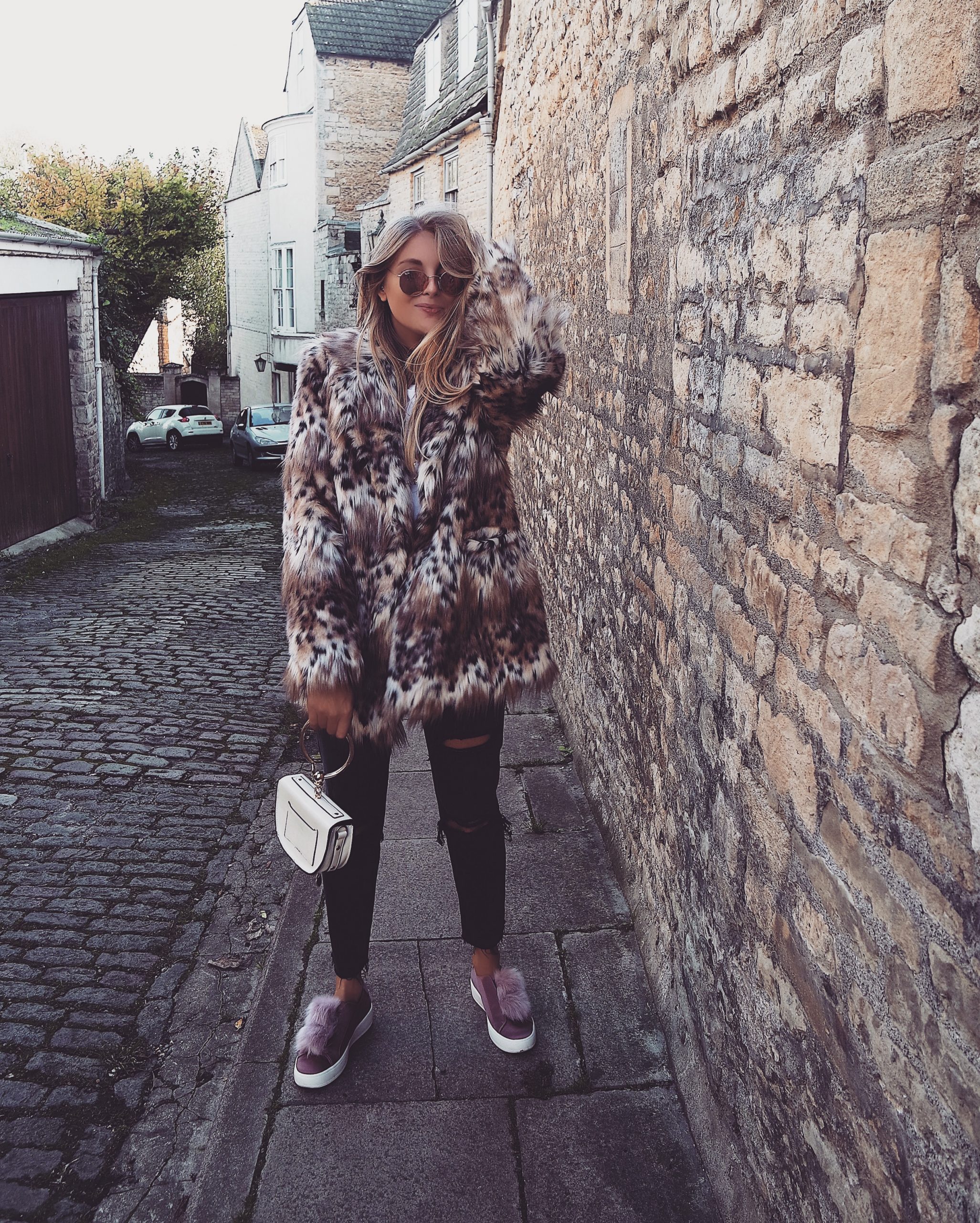 Leopard Coat with Ripped Jeans and Purple Sneakers Leopard Coat with Ripped Jeans and Purple Sneakers — Leopard Coat Outfits