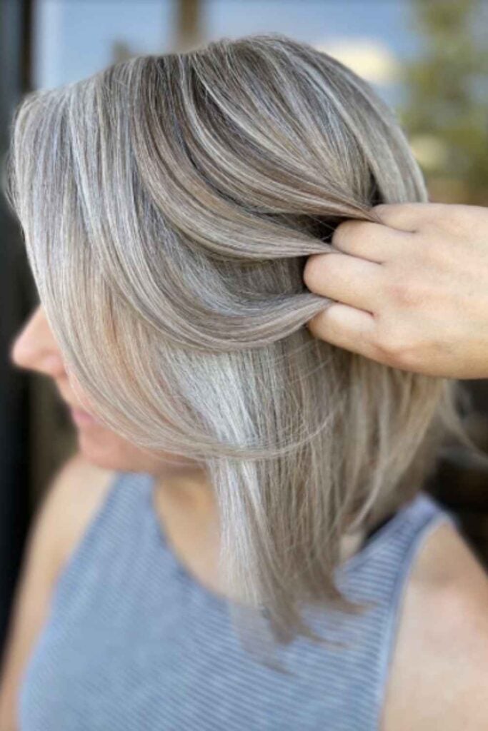 Chin Lob With Gray-Ash Blend Chin Lob With Gray-Ash Blend — Gray Blending Highlights