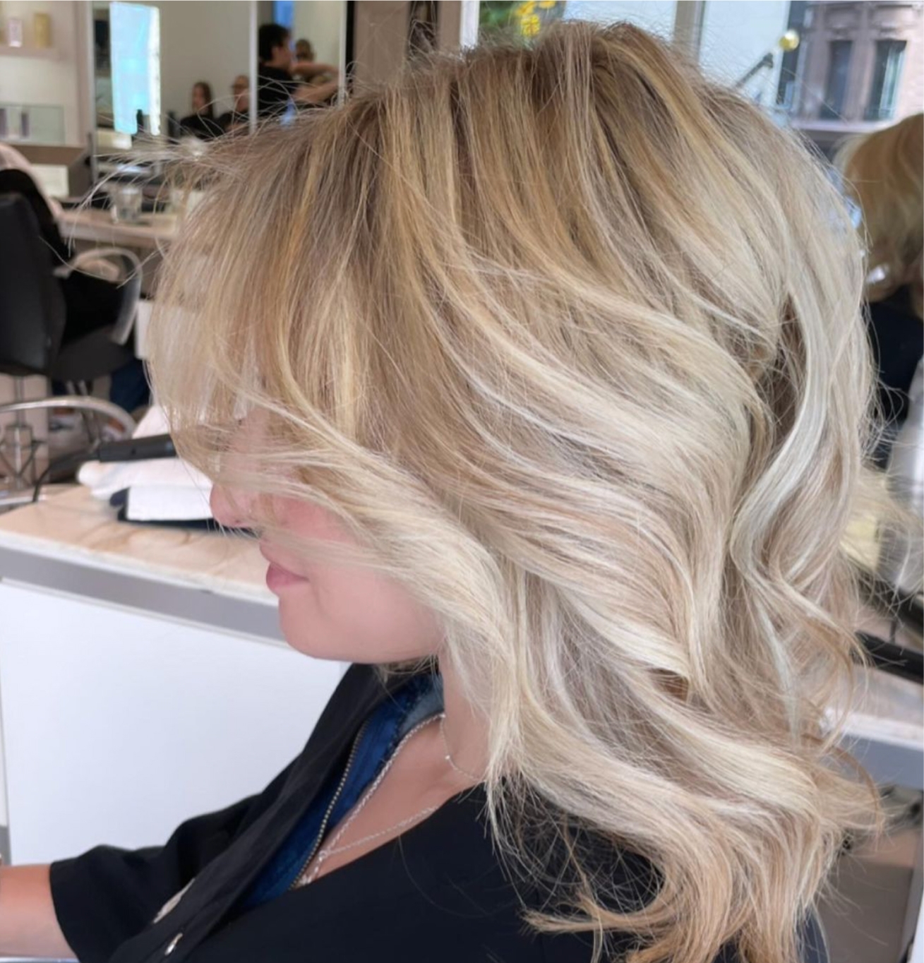 Collarbone Curls With Blonde Highlights Collarbone Curls With Blonde Highlights — Winter Hairstyles