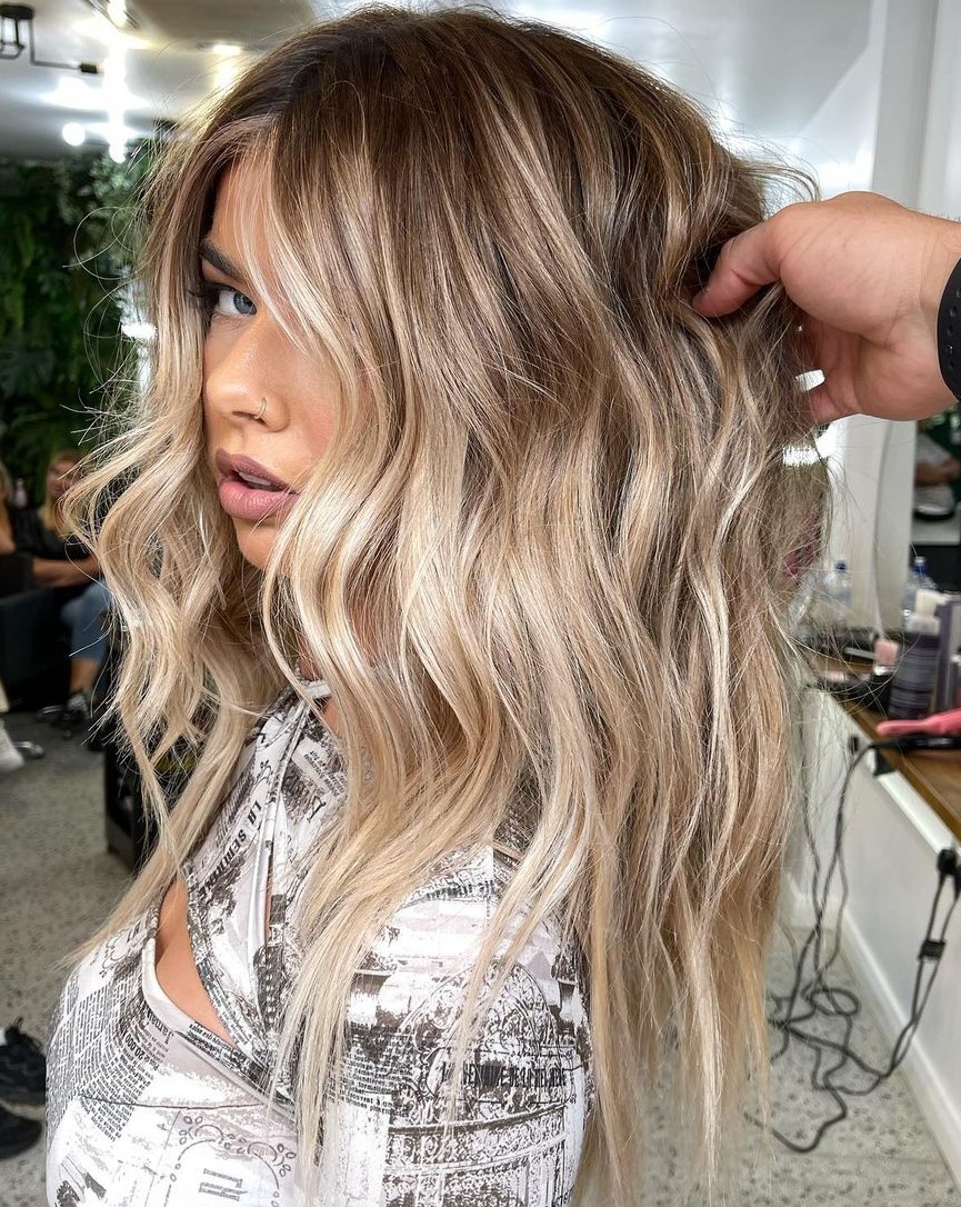Collarbone Wavy Blowout Ash Highlights Collarbone Wavy Blowout Ash Highlights — Winter Balayage