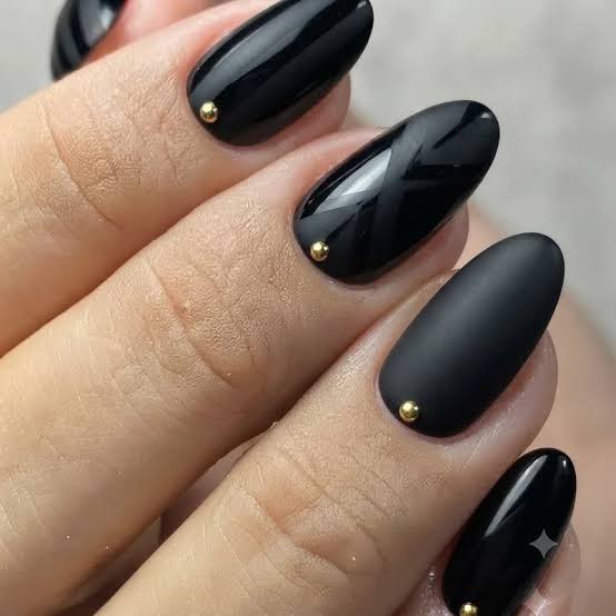 Matte and Glossy Black Nails with Studs Matte and Glossy Black Nails with Studs — Black Nail Ideas