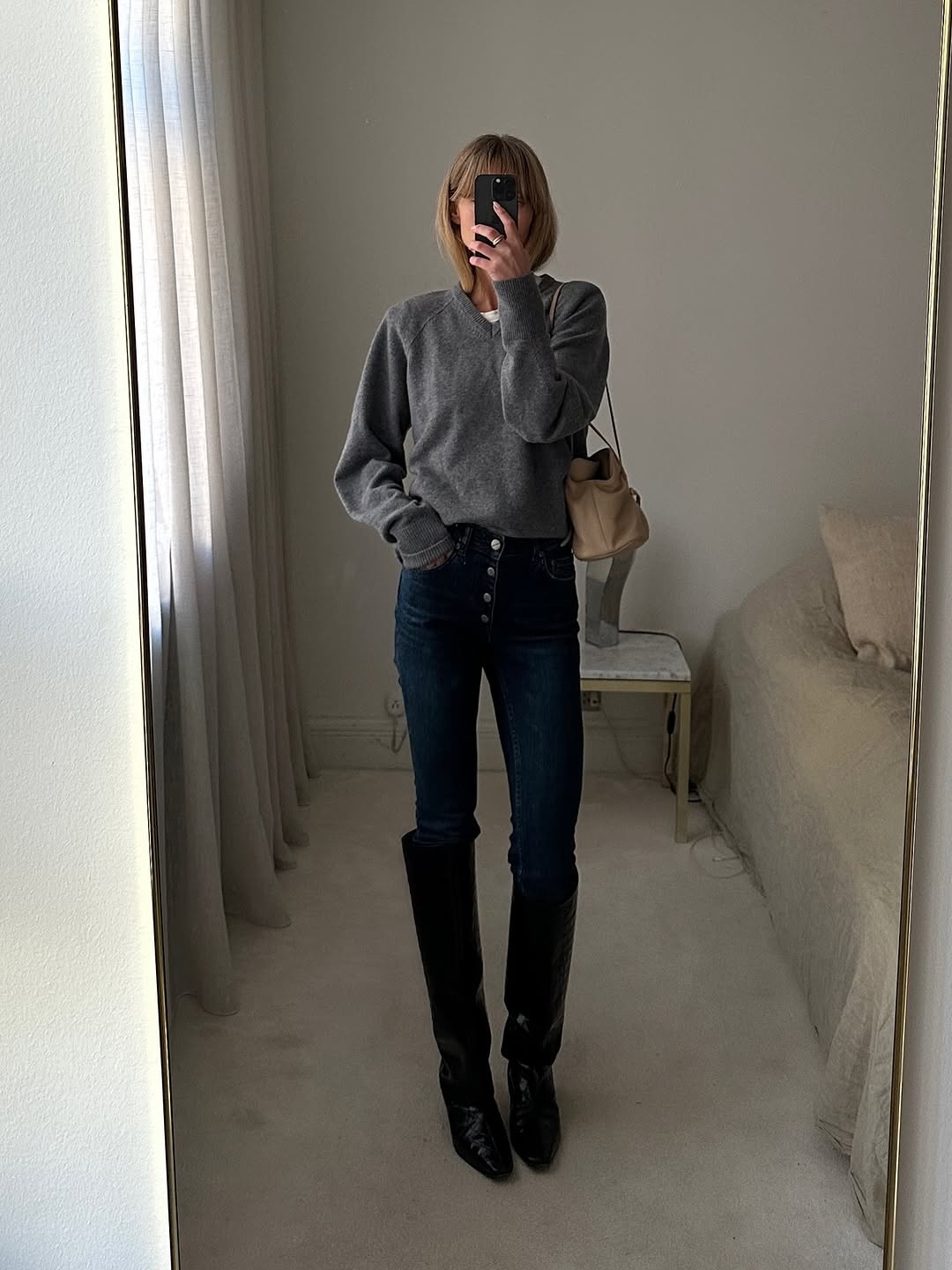 Grey Sweater and Skinny Jeans for Classic Winter Style — Early Winter Outfits